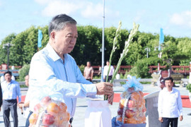 Tổng Bí thư Tô Lâm dâng hương tại Đền thờ Quốc tổ Lạc Long Quân ở Cà Mau