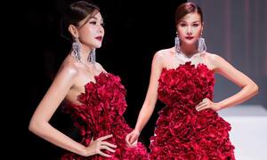 Thanh Hằng diện đầm nặng 20kg, làm vedette show thời trang 