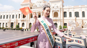 Hoa hậu Thanh Thủy diễu hành trên phố khi về nước sau đăng quang quang