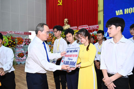 ĐH Trà Vinh trao học bổng khuyến khích học tập hơn 3,5 tỷ đồng 