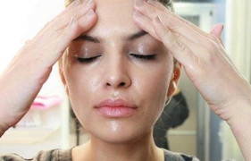 Da dầu nên rửa mặt mấy lần một ngày?