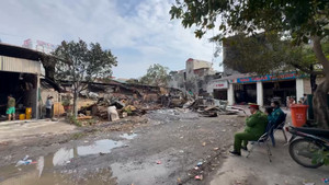 Cận cảnh kho hàng đổ nát, hoang tàn sau vụ cháy dữ dội trong đêm ở Hà Nội