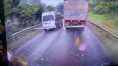 Phẫn nộ ô tô 16 chỗ lấn làn, vượt ẩu khiến xe tải đi đối diện lâm nạn