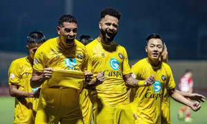 Thủ môn Đà Nẵng vô tình đấm chảy máu mặt tiền đạo Thanh Hóa