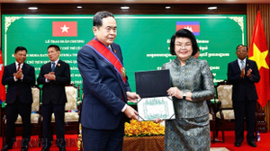 Chủ tịch Quốc hội Trần Thanh Mẫn nhận Huân chương Công trạng hạng Đại Thập tự