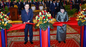 Chủ tịch Quốc hội dự lễ Khánh thành Tòa nhà hành chính Quốc hội Campuchia