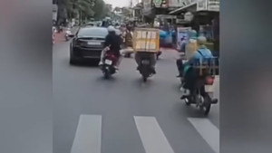 Truy tìm thanh niên đạp ngã xe máy người chở hàng ở TP.HCM