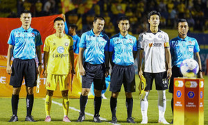 Cầu thủ Thanh Hóa chạy vào vòng cấm, vì sao trọng tài không bắt đá lại phạt đền?