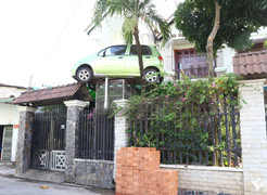 Ô tô 'đậu' trên cổng nhà gây sốt ở Đồng Nai, ông chủ tiết lộ lý do