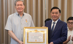 Nguyên Thường trực Ban Bí thư Đinh Thế Huynh nhận huy hiệu 50 năm tuổi Đảng
