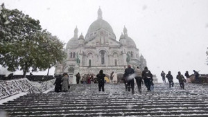 Thủ đô Paris lung linh huyền ảo trong tuyết đầu mùa