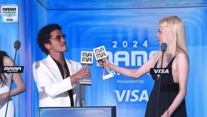 Sao Hàn 23/11: Rosé, Bruno Mars gây sốt ở MAMA, Song Hye Kyo đón tuổi mới bất ổn