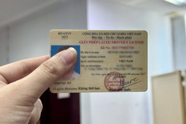 Bị CSGT tạm giữ bằng lái có được lái xe ra đường?