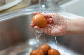 Có nên rửa sạch trứng trước khi bỏ vào tủ lạnh? 