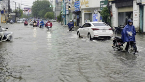 Thừa Thiên Huế: Lũ dâng cao, đường thành sông, dân 'bì bõm' lội nước di chuyển