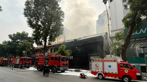 Hiện trường vụ cháy quán ăn trên phố trung tâm Thủ đô, nhiều người được cứu sống