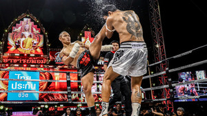 ‘Vua Muay Thái’ Saenchai tung mưa đòn hạ gục võ sĩ Brazil 