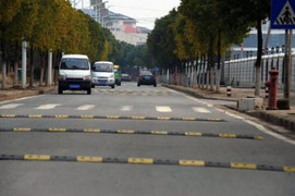 Khi qua gờ giảm tốc hay ổ gà có nên đạp phanh?