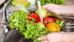 Nước rửa rau quả có làm sạch được hóa chất và các vi sinh vật gây hại?