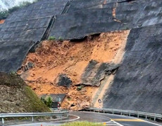 Sạt trượt taluy dương cao tốc La Sơn - Túy Loan do mưa lũ ở Thừa Thiên - Huế