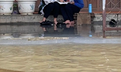 Lũ bủa vây mọi nẻo đường, Thừa Thiên Huế cho học sinh nghỉ học