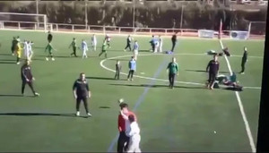 Mẹ cầu thủ lao vào sân tát trọng tài