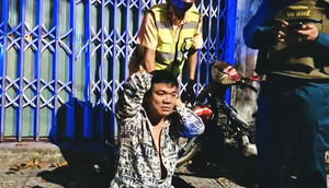 Nổ súng khống chế người đàn ông cầm dao tấn công cảnh sát giao thông