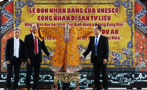 Tiếp nhận áo Nhật Bình – Lễ phục của Hoàng hậu Nam Phương