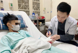 Chơi pháo tự chế, hai anh em dập nát tay