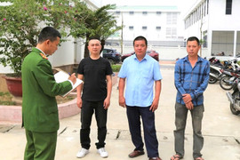 Đốt pháo nổ ở quán cà phê, 5 người đàn ông bị khởi tố