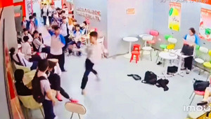 Nhóm học sinh cấp 2 dùng gậy bóng chày đánh gãy mũi thiếu niên gây phẫn nộ