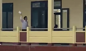 Thầy giáo vui mừng chạy đứt dép đến báo tin học sinh đoạt giải