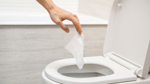 Cho giấy vào bồn cầu trước khi đi vệ sinh có tác dụng gì?