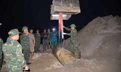 Trục vớt quả bom chứa gần 1 tấn thuốc nổ gần cầu Long Biên