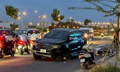Ô tô tông liên hoàn 3 xe máy, 4 người nhập viện