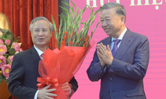Tổng Bí thư Tô Lâm trao Huy hiệu 45 năm tuổi Đảng tặng ông Trần Quốc Vượng