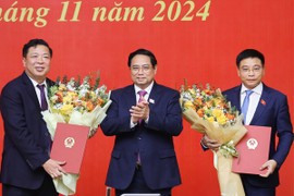 Thủ tướng trao quyết định bổ nhiệm, giao nhiệm vụ cho 2 tân Bộ trưởng 