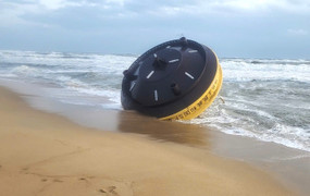 Vật thể lạ in chữ China Buoy trôi dạt vào bờ biển Quảng Ngãi