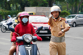 Lái xe máy bằng một tay có bị CSGT phạt?