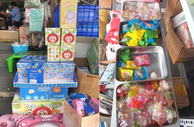 Thu giữ hơn 2.000 'túi mù' đồ chơi độc hại của trẻ em