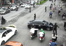 Triệu tập nhóm 'vệ sĩ' chặn đường, điều tiết cho đoàn xe đám cưới