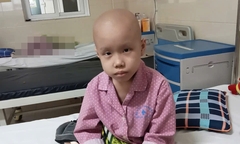 Bé gái dân tộc Tày mắc ung thư xương năn nỉ bố cho xuống Hà Nội để 'cứu chân'
