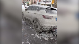 Hàng loạt ô tô đóng băng trên đường phố Trung Quốc