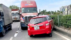 Pha 'tạt cánh' bất cẩn của nữ tài xế, ô tô xoay ngang đường