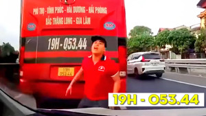 Vượt đường bất thành, tài xế xe khách ngang nhiên chặn đầu, đe dọa người khác
