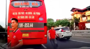 Lấy lời khai tài xế dừng xe giữa quốc lộ, chặn ô tô con vì vượt không thành