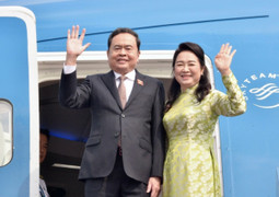 Chủ tịch Quốc hội Trần Thanh Mẫn và Phu nhân bắt đầu thăm chính thức Singapore