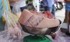 Dấu kiểm định trên thịt lợn có độc hại?