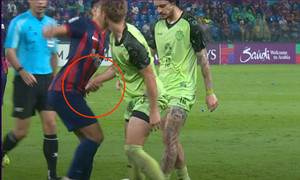 Bunmathan cấu chỗ hiểm của đối thủ, nhận ngay thẻ đỏ