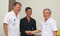 Cuộc hội ngộ xúc động giữa người được ghép gan và bác sĩ phẫu thuật sau 14 năm